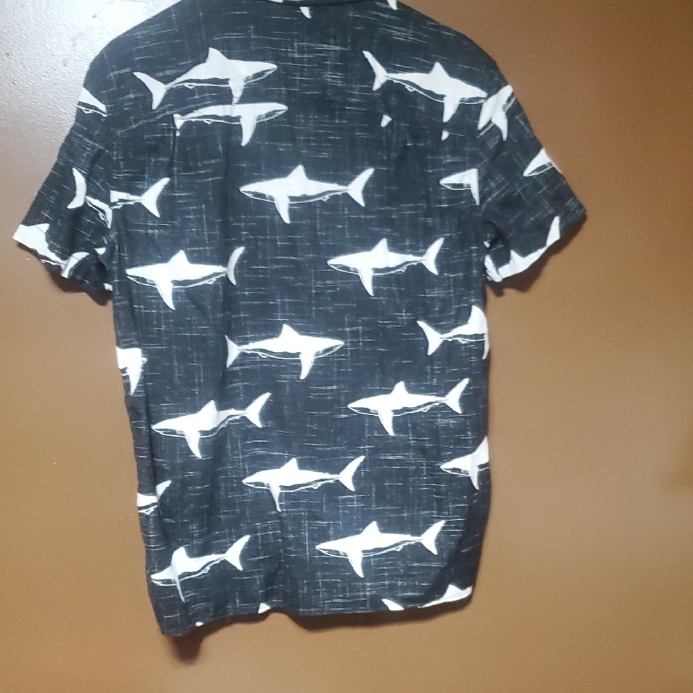 American Eagle Outfitters Black Shark Print Shirt Size Medium - Picture 4 of 4
